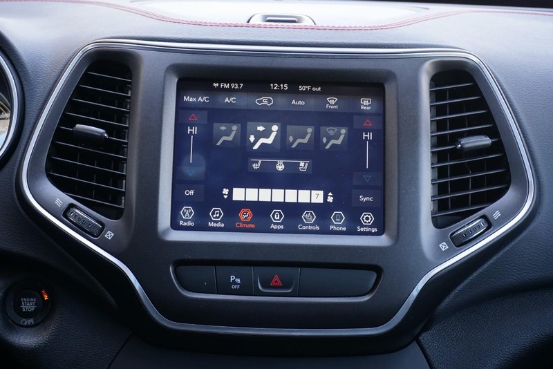 Jeep Cherokee Vehicle Full-screen Gallery Image 37