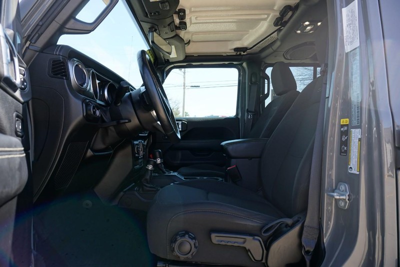 Jeep Wrangler Vehicle Full-screen Gallery Image 25