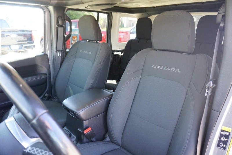 Jeep Wrangler Vehicle Full-screen Gallery Image 26