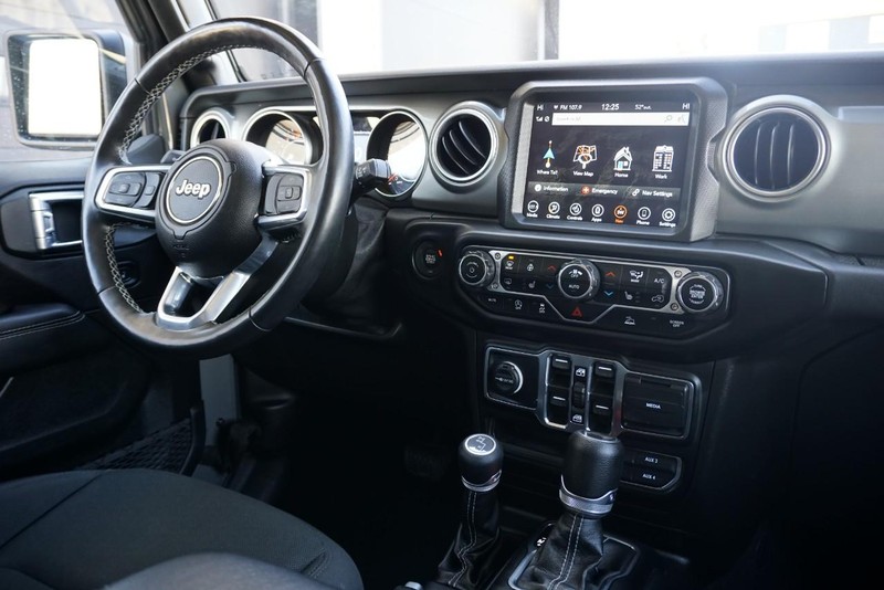 Jeep Wrangler Vehicle Full-screen Gallery Image 36