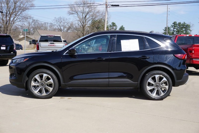 Ford Escape Vehicle Full-screen Gallery Image 06