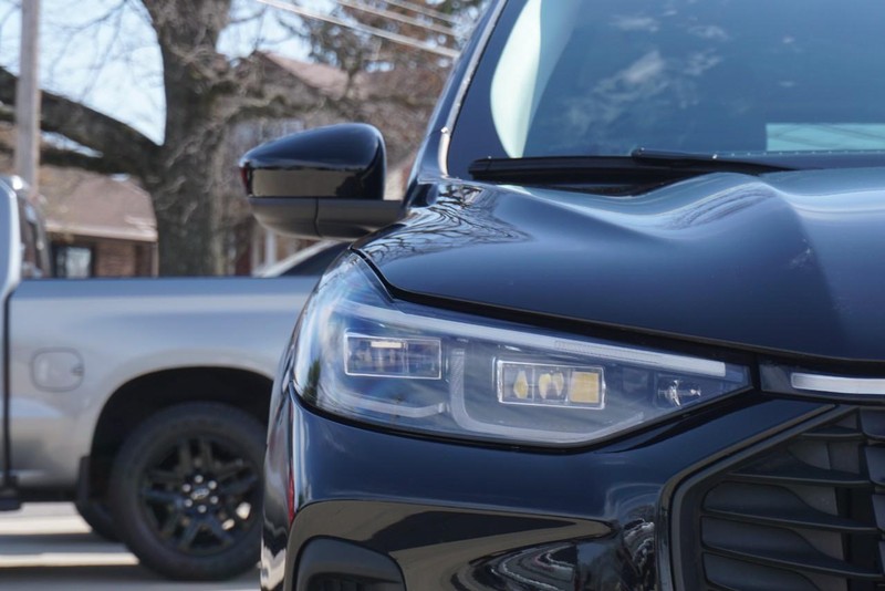 Ford Escape Vehicle Full-screen Gallery Image 09