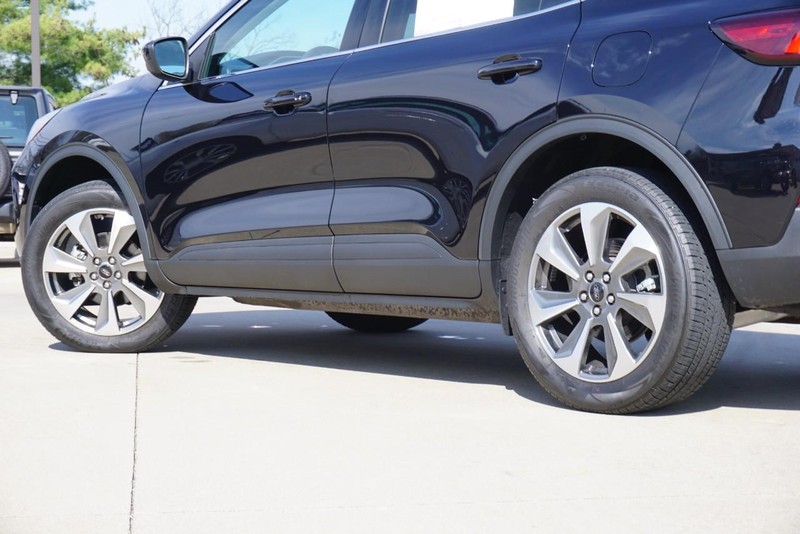 Ford Escape Vehicle Full-screen Gallery Image 12