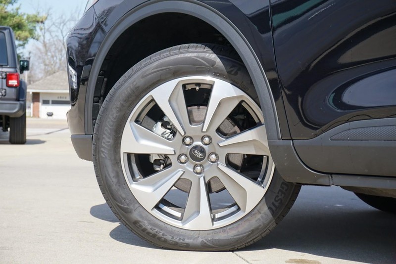 Ford Escape Vehicle Full-screen Gallery Image 13