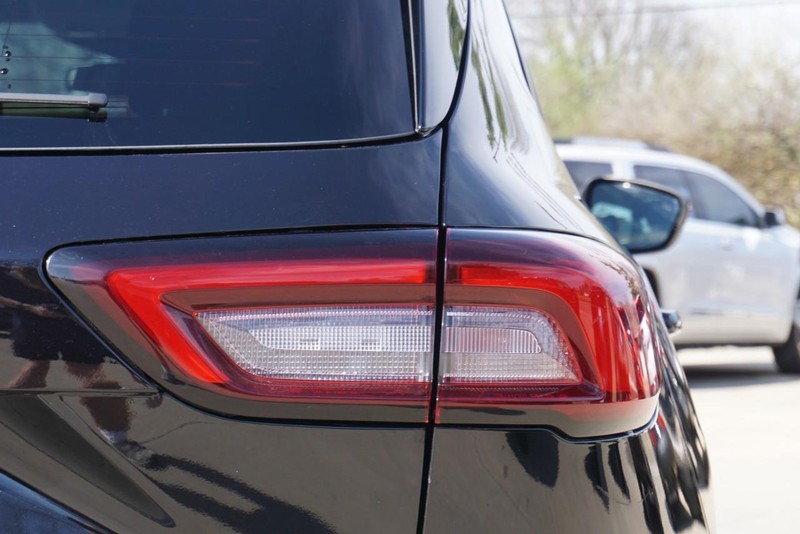 Ford Escape Vehicle Full-screen Gallery Image 16