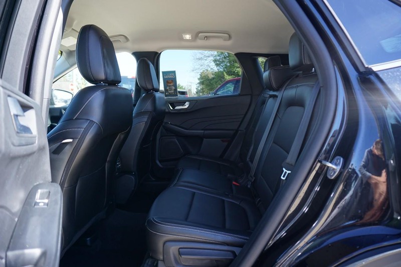 Ford Escape Vehicle Full-screen Gallery Image 24