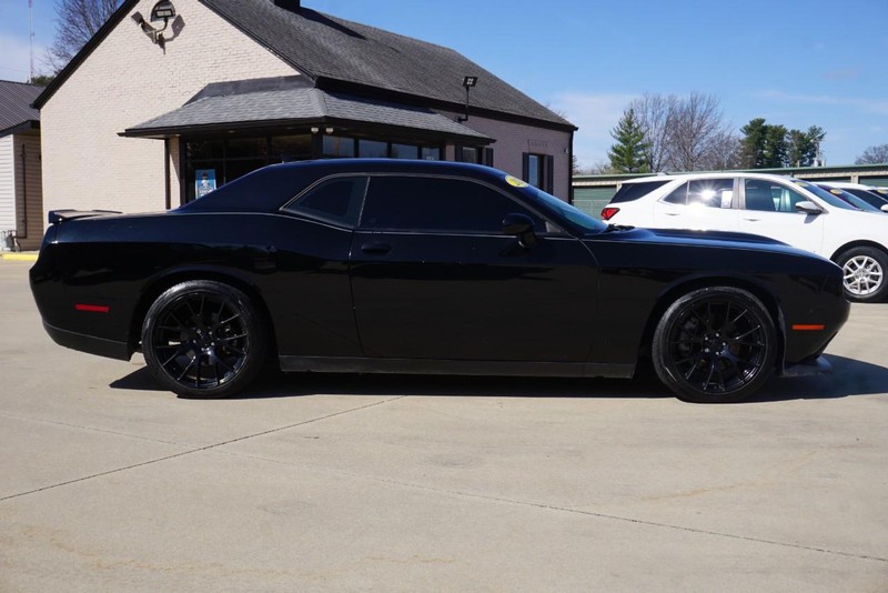 Dodge Challenger Vehicle Full-screen Gallery Image 02