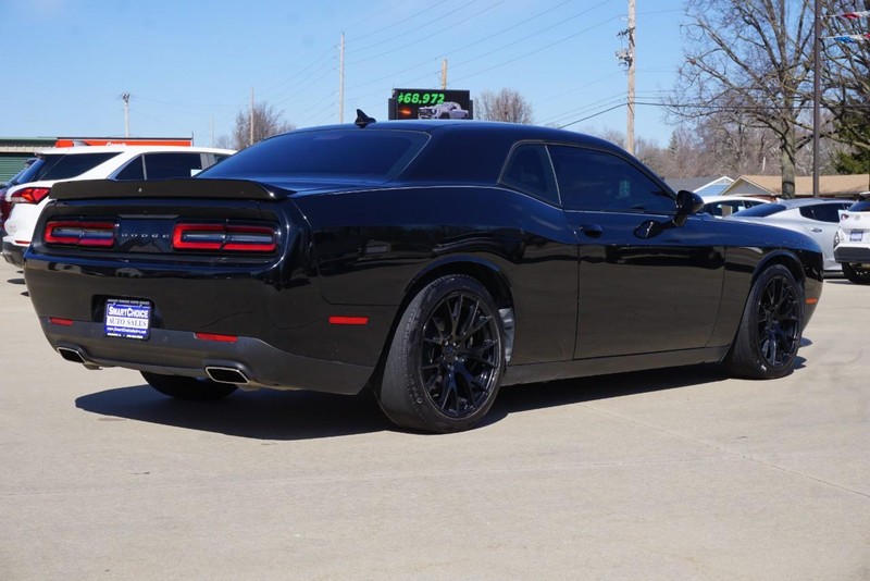 Dodge Challenger Vehicle Full-screen Gallery Image 03