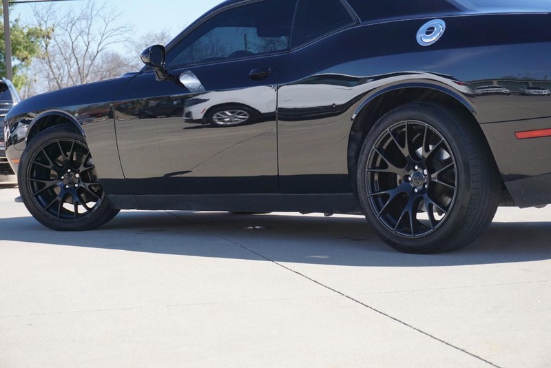 Dodge Challenger Vehicle Full-screen Gallery Image 12