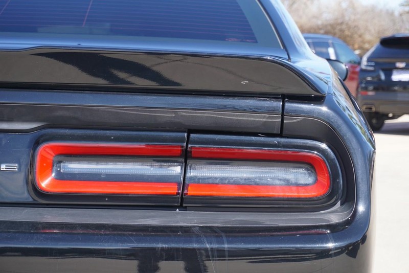 Dodge Challenger Vehicle Full-screen Gallery Image 17