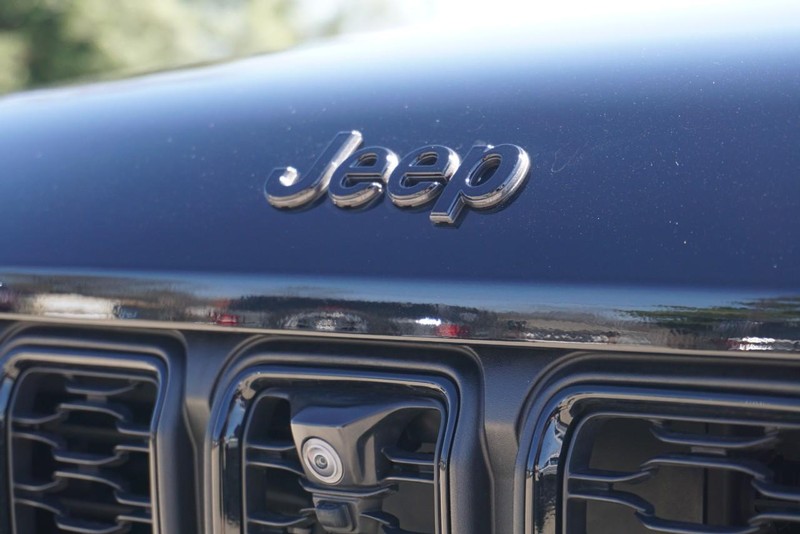 Jeep Grand Cherokee Vehicle Full-screen Gallery Image 11