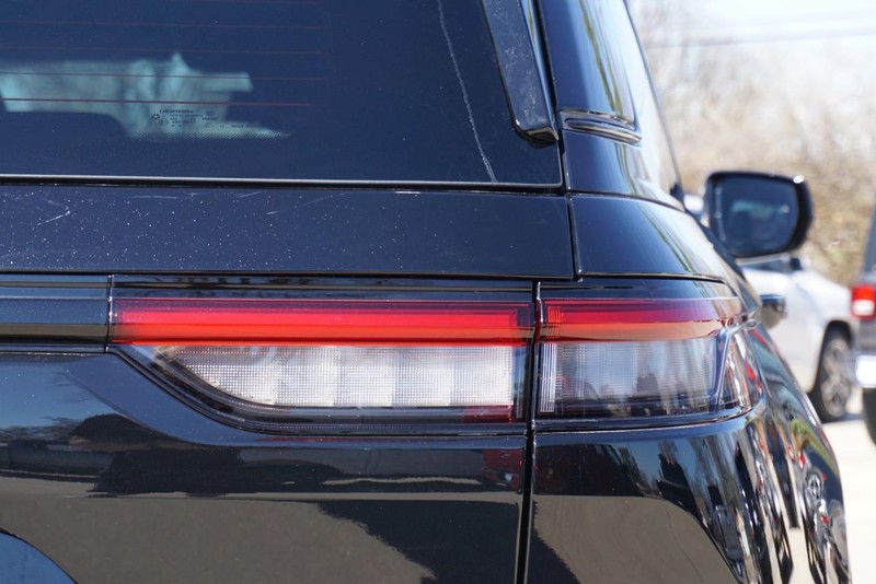 Jeep Grand Cherokee Vehicle Full-screen Gallery Image 17