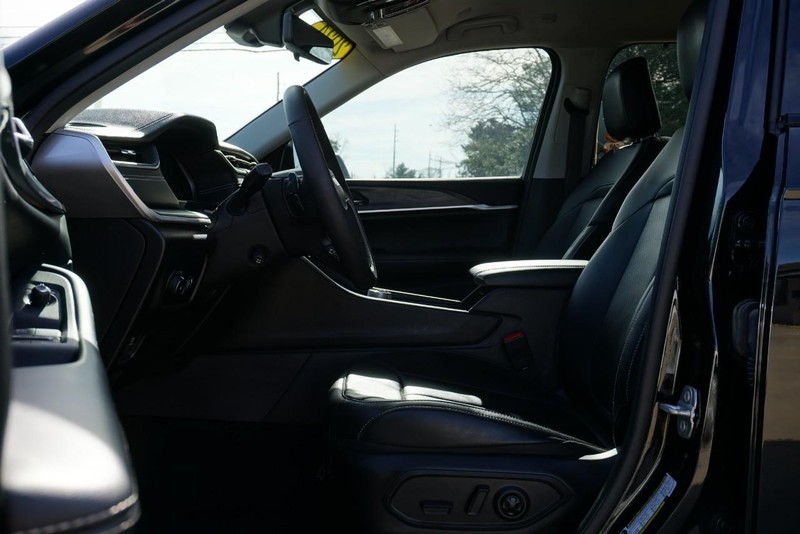 Jeep Grand Cherokee Vehicle Full-screen Gallery Image 19