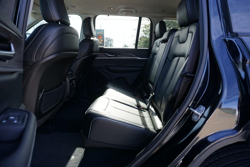 Jeep Grand Cherokee Vehicle Full-screen Gallery Image 21