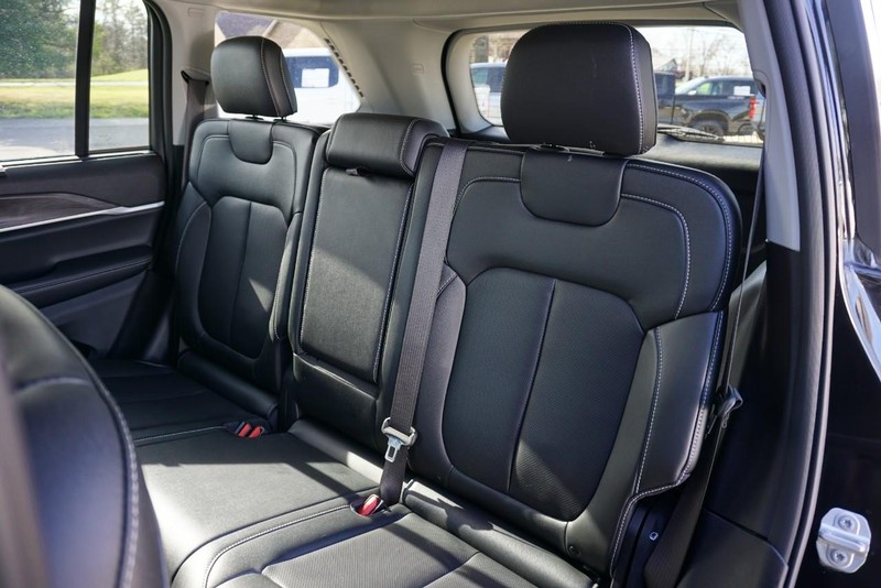 Jeep Grand Cherokee Vehicle Full-screen Gallery Image 22