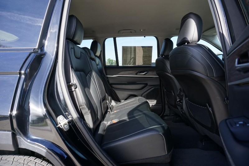 Jeep Grand Cherokee Vehicle Full-screen Gallery Image 23