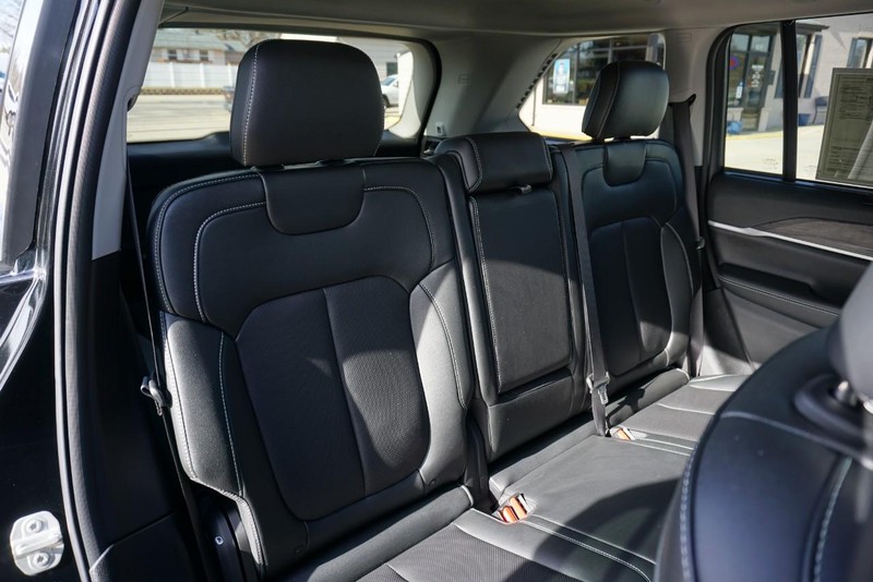 Jeep Grand Cherokee Vehicle Full-screen Gallery Image 24
