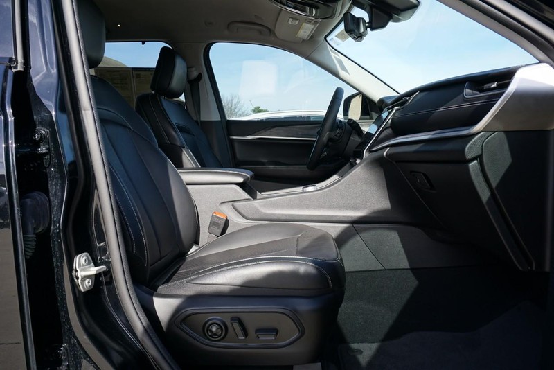 Jeep Grand Cherokee Vehicle Full-screen Gallery Image 25