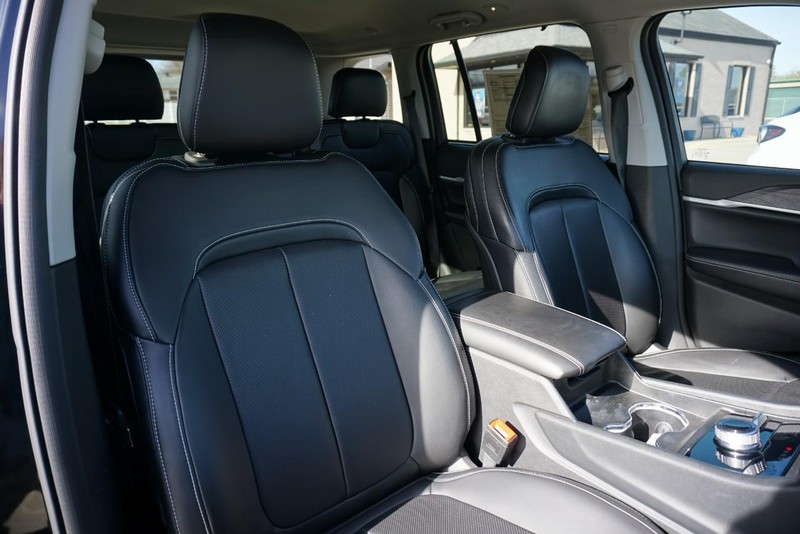 Jeep Grand Cherokee Vehicle Full-screen Gallery Image 27