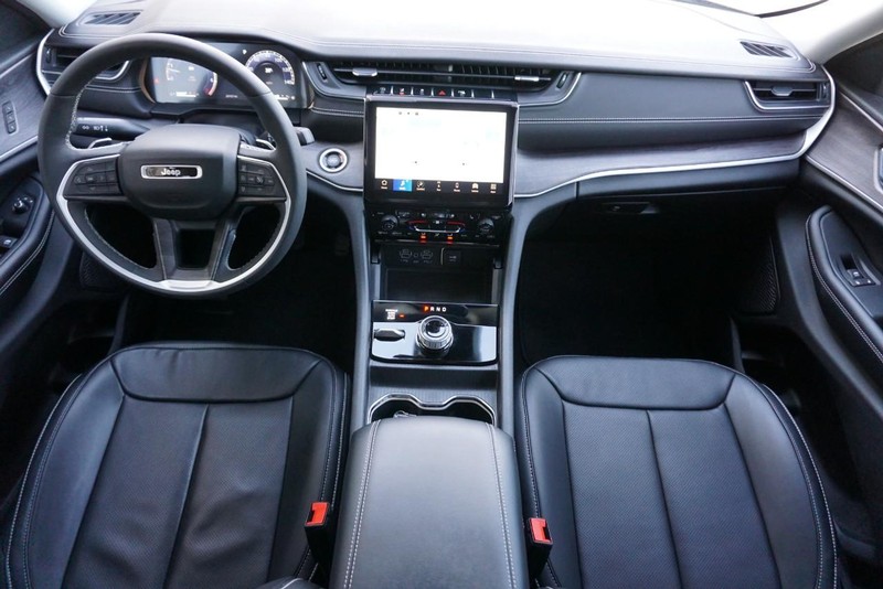 Jeep Grand Cherokee Vehicle Full-screen Gallery Image 28