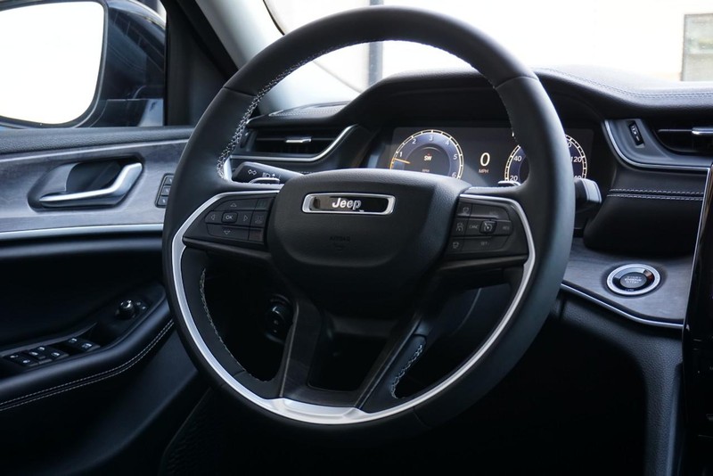 Jeep Grand Cherokee Vehicle Full-screen Gallery Image 29