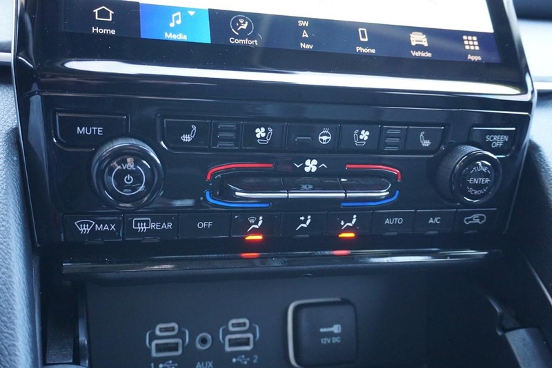 Jeep Grand Cherokee Vehicle Full-screen Gallery Image 42