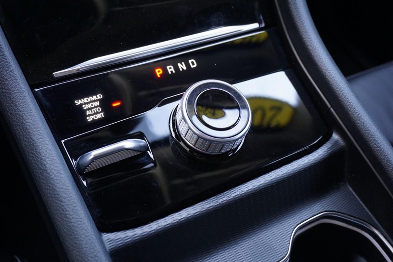 Jeep Grand Cherokee Vehicle Full-screen Gallery Image 46