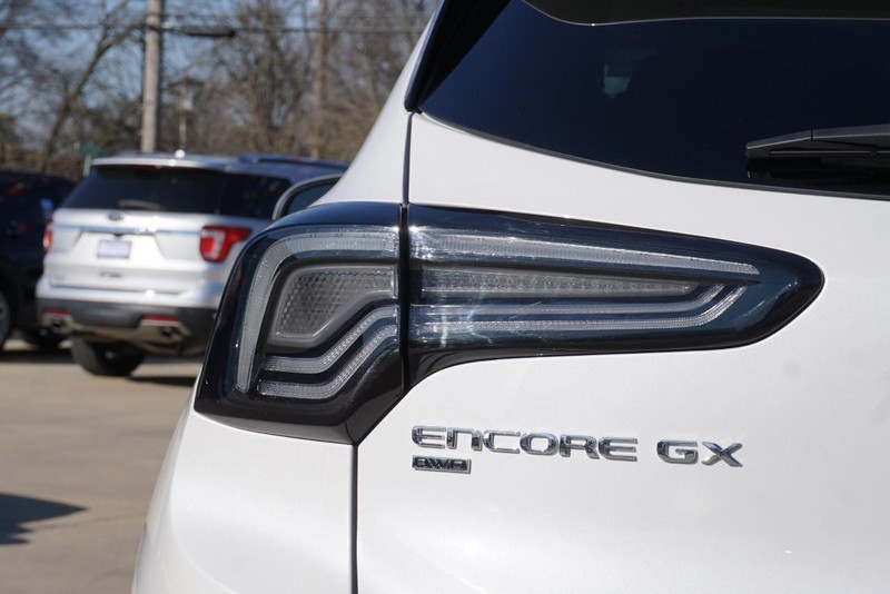 Buick Encore GX Vehicle Full-screen Gallery Image 17