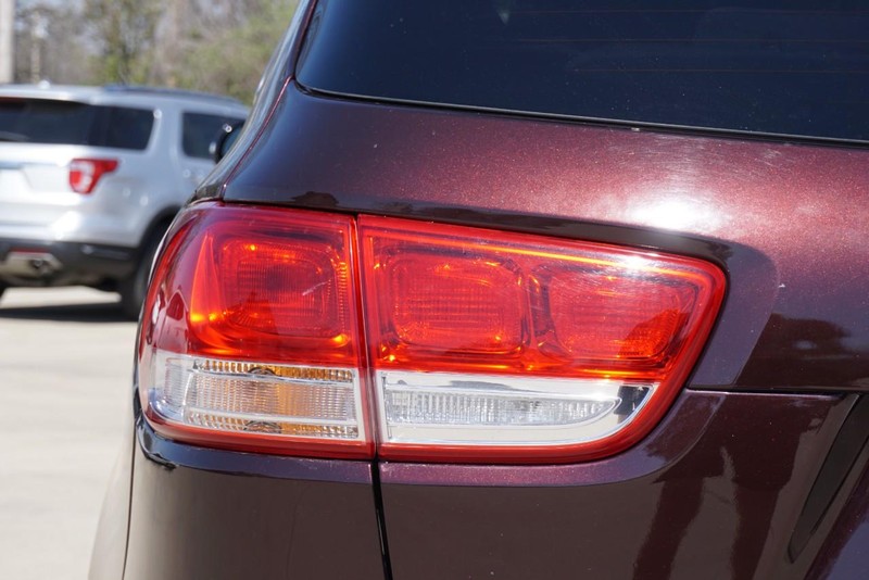 Kia Sorento Vehicle Full-screen Gallery Image 17