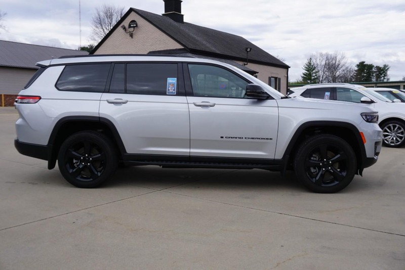 Jeep Grand Cherokee L Vehicle Full-screen Gallery Image 02