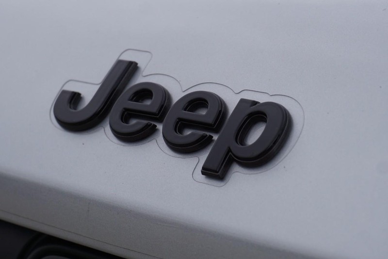 Jeep Grand Cherokee L Vehicle Full-screen Gallery Image 11