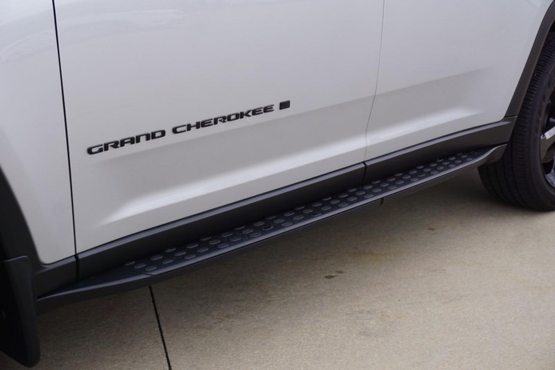 Jeep Grand Cherokee L Vehicle Full-screen Gallery Image 13