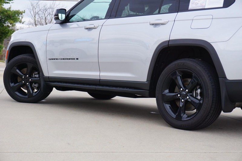 Jeep Grand Cherokee L Vehicle Full-screen Gallery Image 14