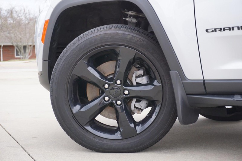 Jeep Grand Cherokee L Vehicle Full-screen Gallery Image 15