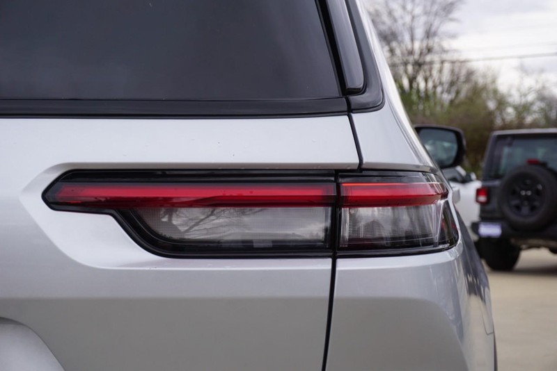 Jeep Grand Cherokee L Vehicle Full-screen Gallery Image 19