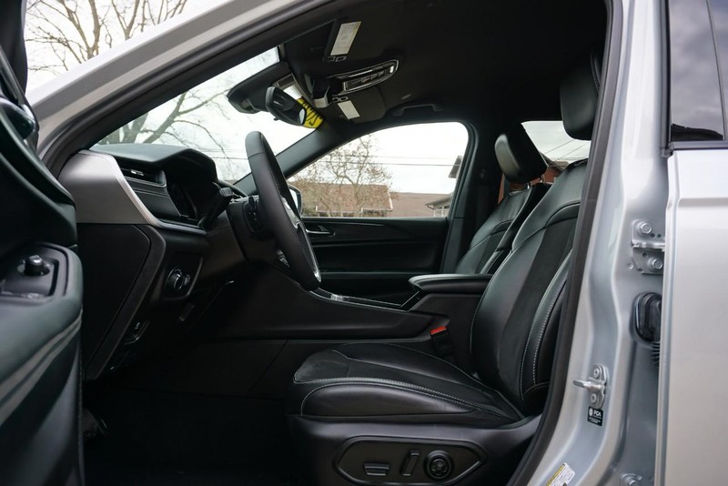 Jeep Grand Cherokee L Vehicle Full-screen Gallery Image 23