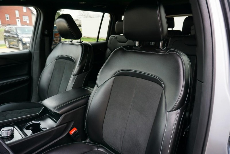 Jeep Grand Cherokee L Vehicle Full-screen Gallery Image 25