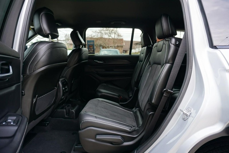 Jeep Grand Cherokee L Vehicle Full-screen Gallery Image 26