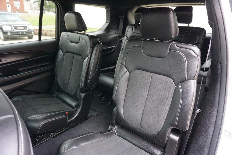 Jeep Grand Cherokee L Vehicle Full-screen Gallery Image 27