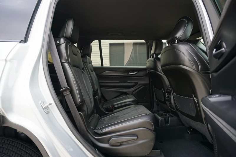 Jeep Grand Cherokee L Vehicle Full-screen Gallery Image 29