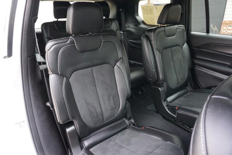 Jeep Grand Cherokee L Vehicle Full-screen Gallery Image 30