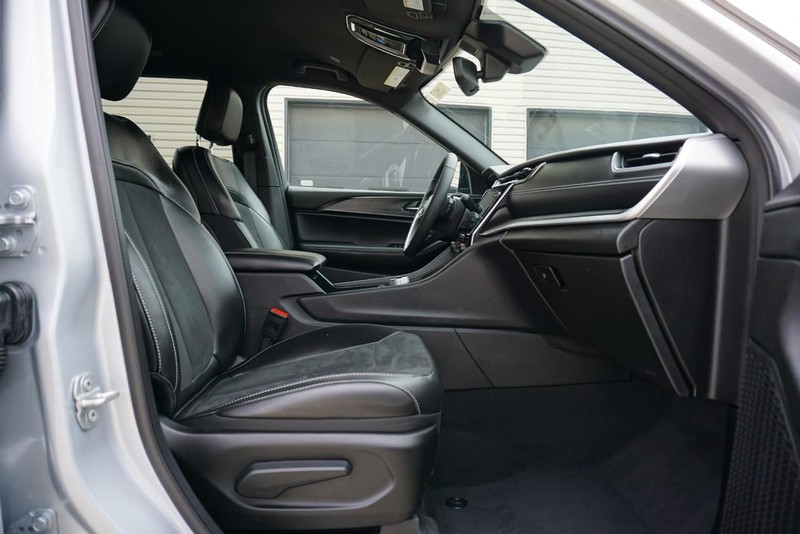 Jeep Grand Cherokee L Vehicle Full-screen Gallery Image 32