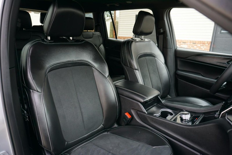 Jeep Grand Cherokee L Vehicle Full-screen Gallery Image 33