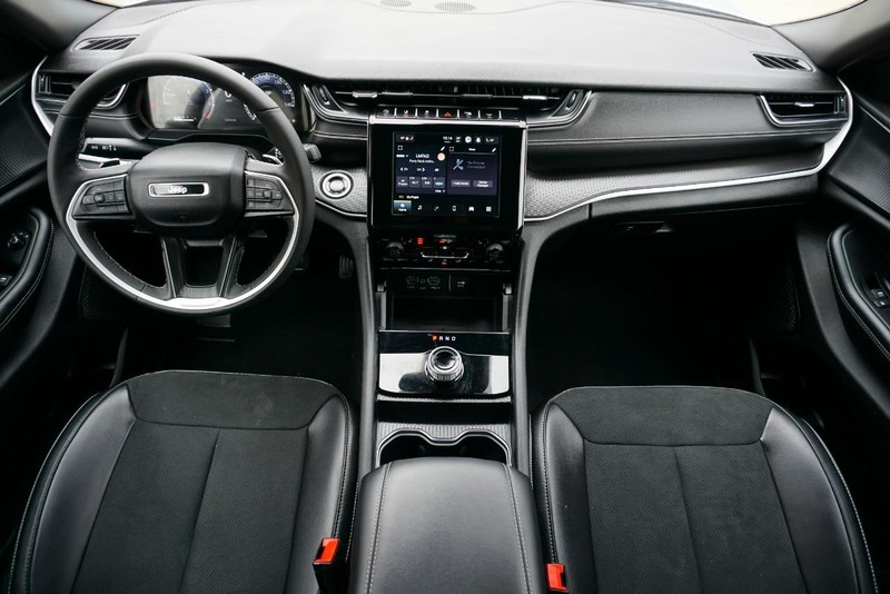 Jeep Grand Cherokee L Vehicle Full-screen Gallery Image 34