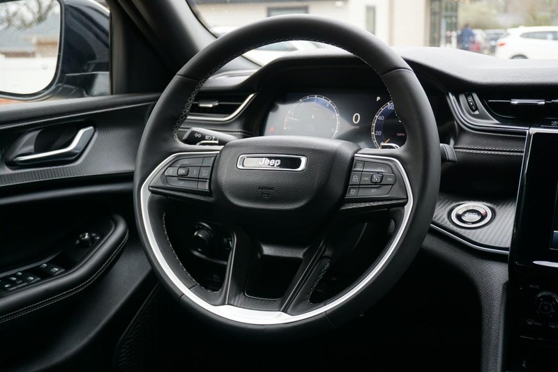 Jeep Grand Cherokee L Vehicle Full-screen Gallery Image 35