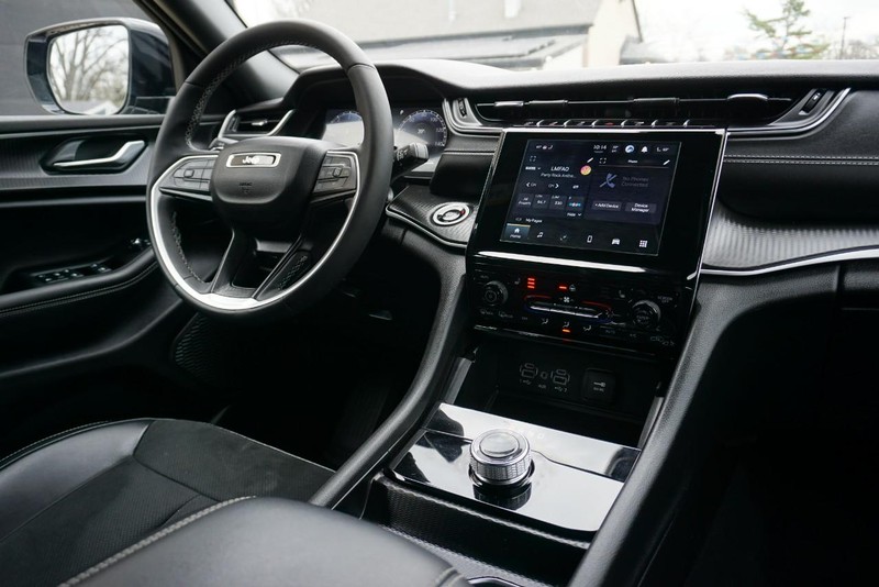 Jeep Grand Cherokee L Vehicle Full-screen Gallery Image 37