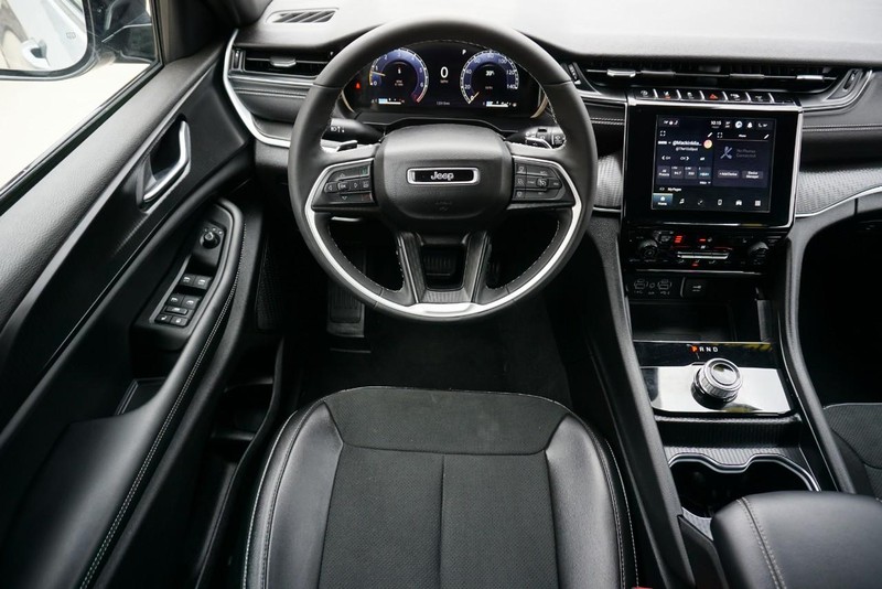 Jeep Grand Cherokee L Vehicle Full-screen Gallery Image 38