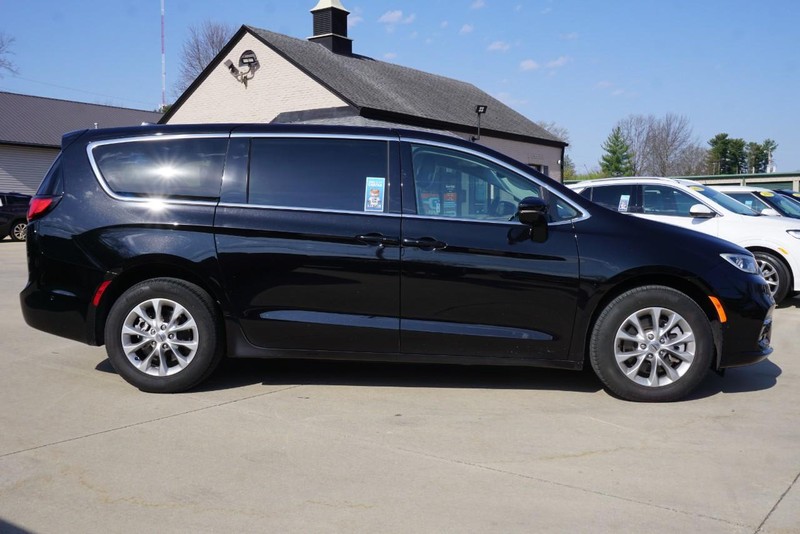 Chrysler Pacifica Vehicle Full-screen Gallery Image 02