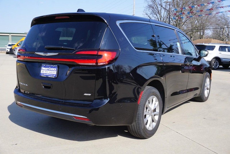 Chrysler Pacifica Vehicle Full-screen Gallery Image 03