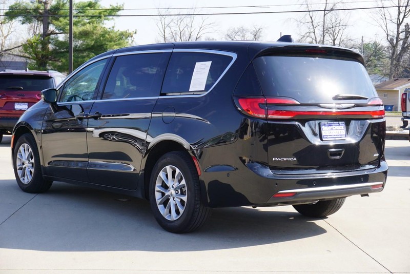 Chrysler Pacifica Vehicle Full-screen Gallery Image 05